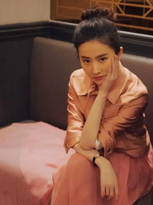 刘亦菲一身黑色低调出行,素颜脸在人群中真难分辨
