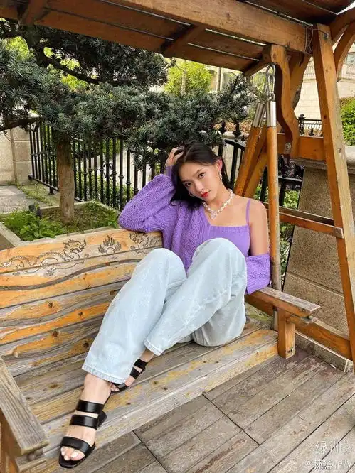 林允私服太有品位了蓝色衬衫穿出元气少女感,25岁气质超甜
