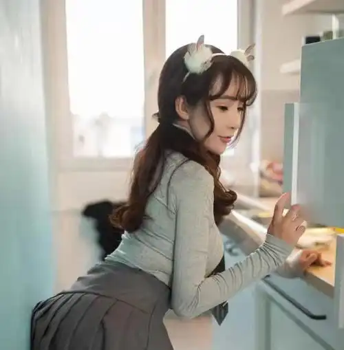 灰色系的衣服也能穿得很淑女,学院风的打扮太青春了

