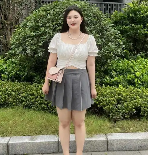错怪挤奶衫了,看完这些街拍后才发现穿对了竟然也能这么时髦
