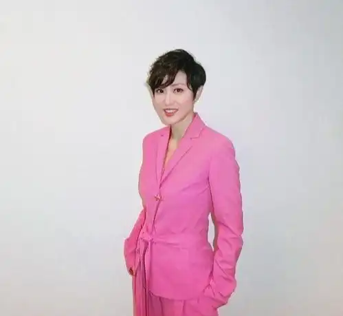 54岁陈法蓉美得风情万种穿粉色西装超少女,不愧是最美艳港姐
