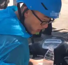 外卖小哥街头吃饭,竟遭到男子的故意刁难,看到最后,众人哽咽了
