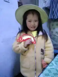女儿你在哪儿乌市5岁女童走失,穿黄色毛绒外套白底蓝花裤子
