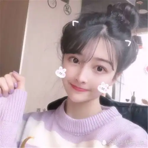 女生常有这三个行为,显然在偷偷喜欢你,小老弟别不懂
