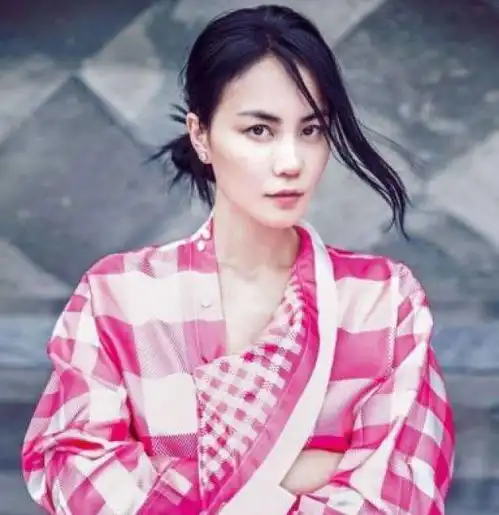 49岁嫩似少女,王菲保养方法太土豪,难怪霆锋如此爱她
