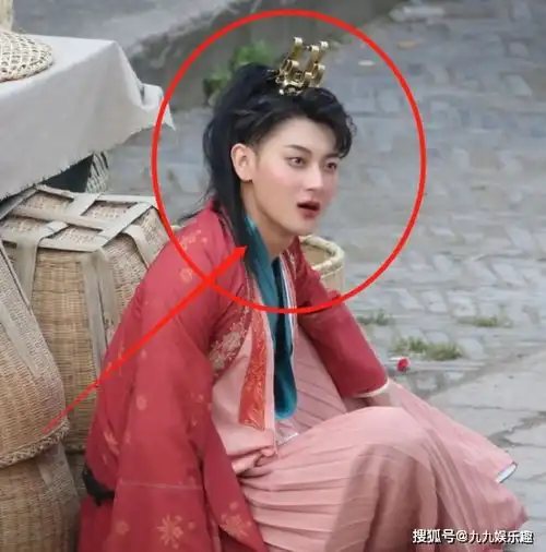 杨紫重现香蜜锦觅造型,黄子韬女装太扎眼,搞笑气质太上头
