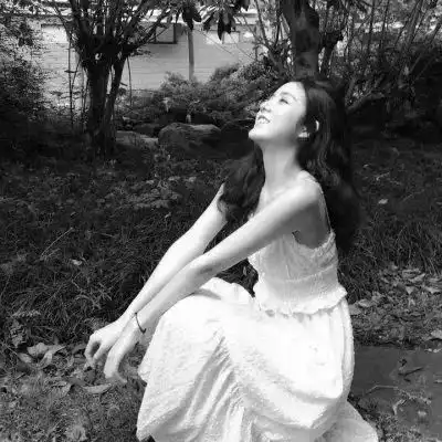 黑白女生头像有点丧,有点唯美
