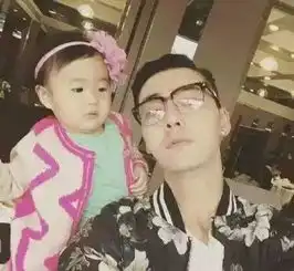 当小鲜肉遇上眼镜,张一山笑死我了
