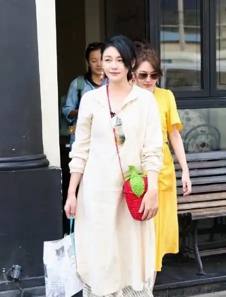 大s带火了草莓包,小s带火了黄色连衣裙,少女心满满,很有活力
