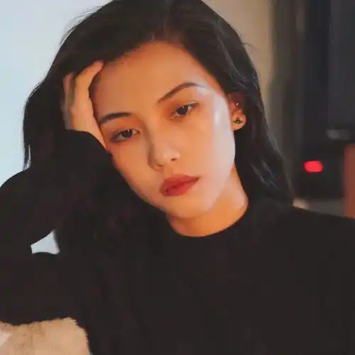 优质黑色系女生头像
