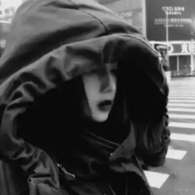 暗色系女生头像火了哭给自己听,笑给别人看,这就是人生
