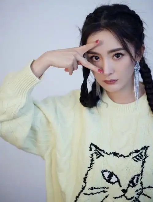 杨幂穿浅色毛衣配短裙秀美腿扎双麻花辫少女感十足
