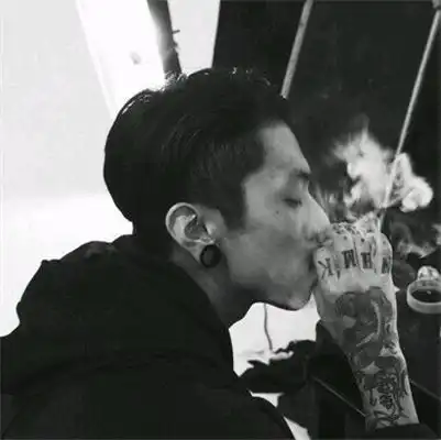 帅气性感迷人男生qq头像男生冷酷qq头像
