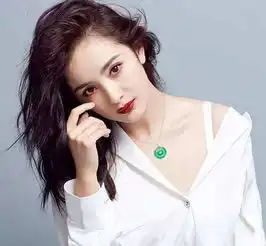 早已当妈的杨幂唱歌仍是少女音本来唱得挺好却被粉丝坑了
