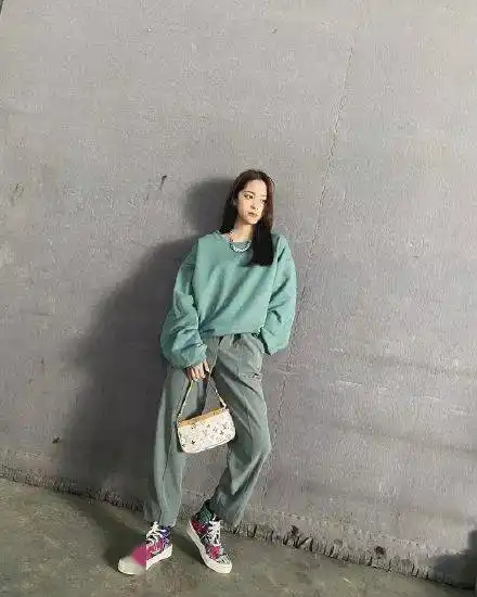 早秋第一件卫衣就选它,时髦炸了

