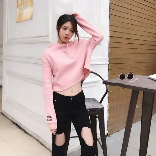 一件潮流的百搭卫衣,粉色穿出青春活力的感觉,是你的甜美女孩吗
