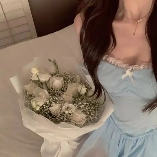 头像不露脸的部位女头,简约霸气,气质满满
