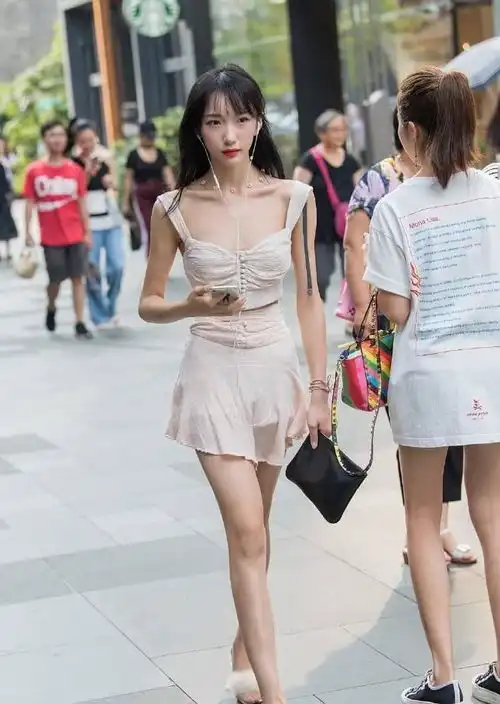 吊带连衣长裙搭配高跟鞋,穿出很精致的效果
