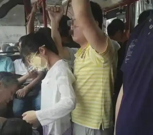 色批爷爷比恶魔还可怕,花甲老人公交车上猥亵小女孩被抓现行
