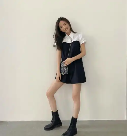 短裙马丁靴,时髦高级不说还显腿长,小个子都爱了
