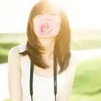 阳光下的暖色唯美女孩
