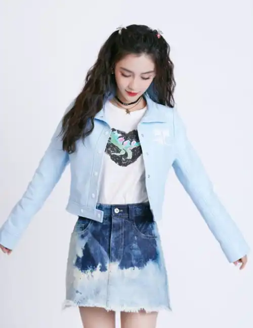 杨颖下班被路人偷拍,穿短上衣秀马甲线,腰太细裤子都穿不满
