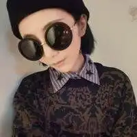 戴墨镜的女生头像短发霸气微信头像图片大全
