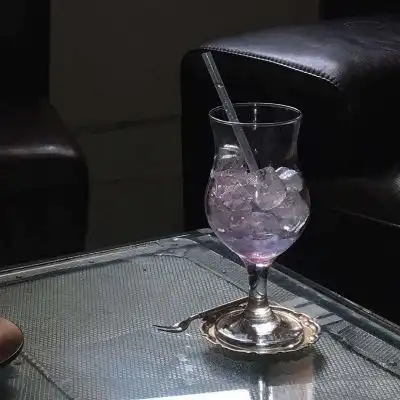 沫兮唯美黑色食物背景图
