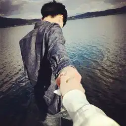 要情侣头像一前一后牵手的那种
