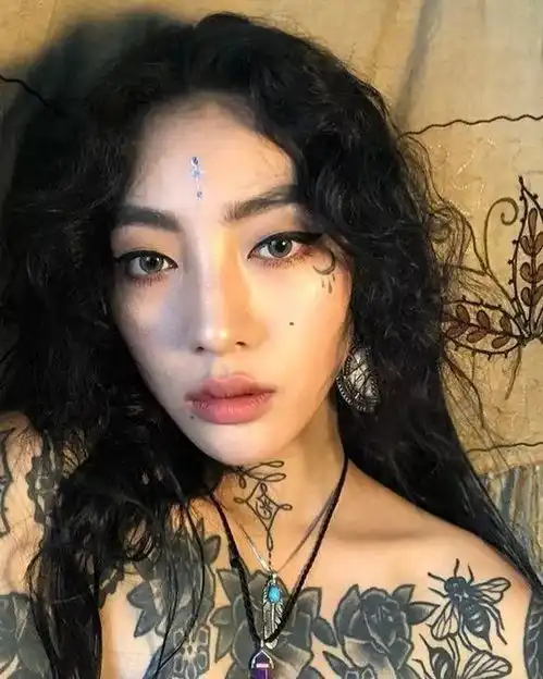 壁池丨这个火辣的韩国网红纹身师,是男人心中的红蔷薇
