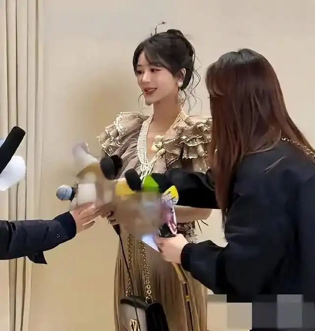 杨紫清明节美出圈皮衣卷发又甜又飒,少女感爆棚真是逆袭了
