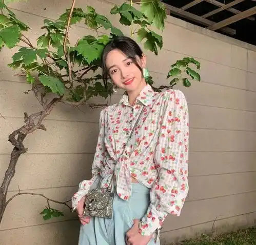 周洁琼选择蝴蝶结丝带扎马尾,搭配草莓印花衬衫,夏日甜系女孩上线
