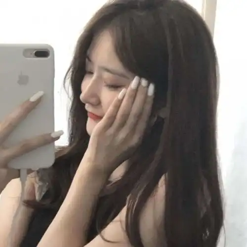 自拍风格女生头像
