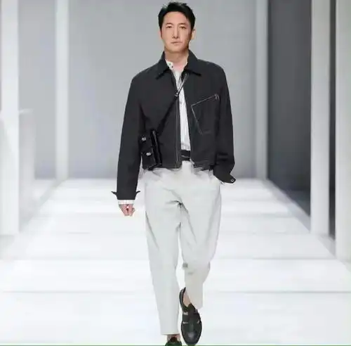 王阳走秀拘谨,武大靖走秀画风奇葩,王阳回应术业有专攻无法帅气
