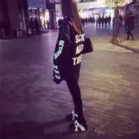qq头像女生走在马路上背影伤感
