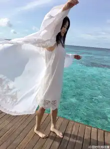 仙气飘飘45岁杨钰莹海边游玩似少女
