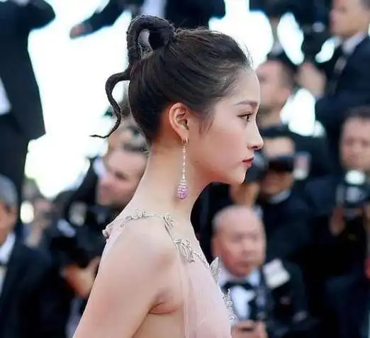 关晓彤和古力娜扎在戛纳红毯撞衫清新淡雅甜美大方好美
