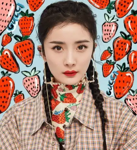 杨幂时尚杂志页内曝光,双马尾麻花辫化身鬼马少女双眼很电人
