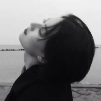 男生黑白灰色头像
