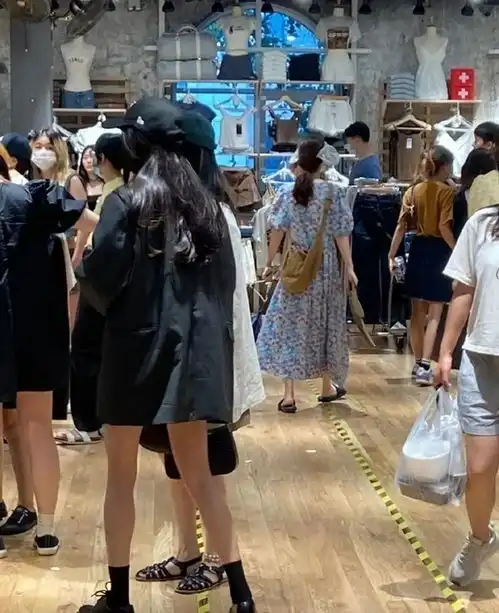 刘雯看展,杨幂逛街,都爱背帆布袋
