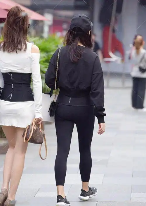 雪儿姐姐黑色系酷女孩穿搭,我怕后面的男士受不了

