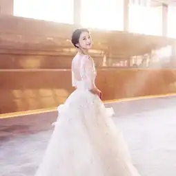 黄圣依电影节穿两套礼服亮相,仙气飘飘,突显甜美少女气质
