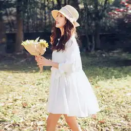 皮肤暗黄的女人,夏天别总穿黑白灰,多穿小清新女装,显肤白减龄
