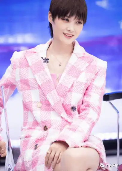 37岁李宇春终于开窍,穿衣开始女性化,短裙下美腿曲线不输女团

