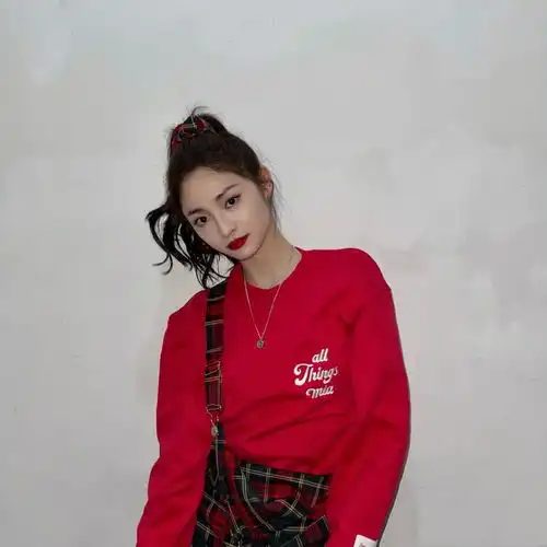 红色穿搭真喜庆,周洁琼轻松get甜美风穿搭,精致减龄又高级
