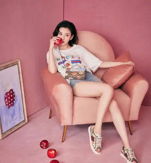 宋祖儿就算穿t恤都有大片感,清爽短发尽显少女感,身材好真任性
