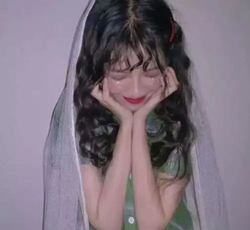 最近绿色女生头像火了,搭配钻石妆给你满满的少女感
