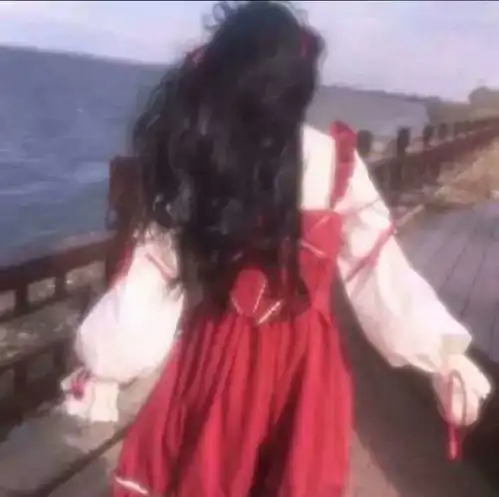 红色系ins风古风真人女生头像
