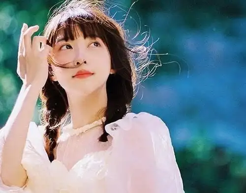 初中女生自认仙气飘飘行为,在男生看来充满稚气,尽量别这样
