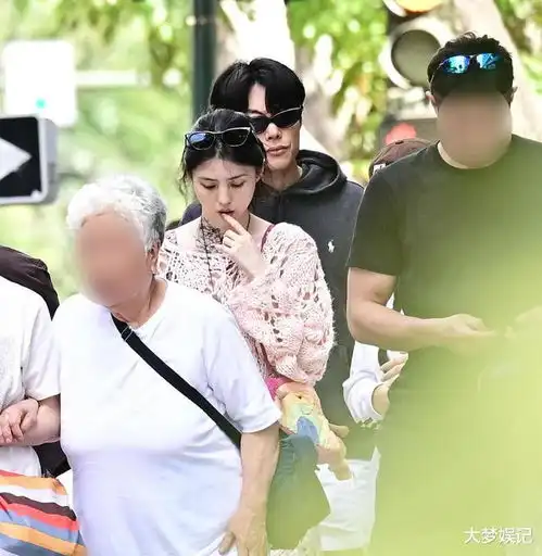 韩韶禧柳俊烈夏威夷约会认爱隔天全程臭脸滑手机d社拍到了
